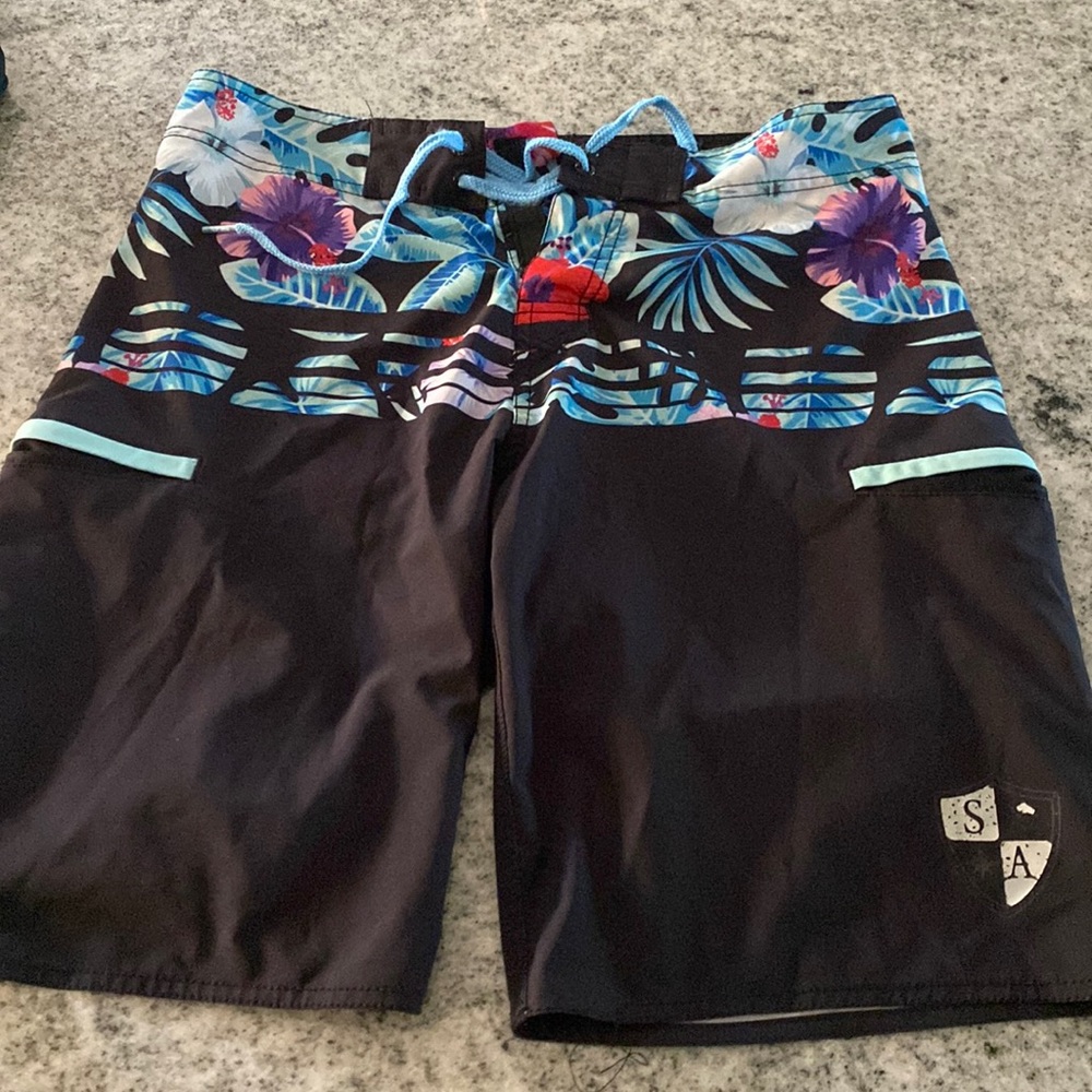 SA soul of adventure board shorts like new 🌞